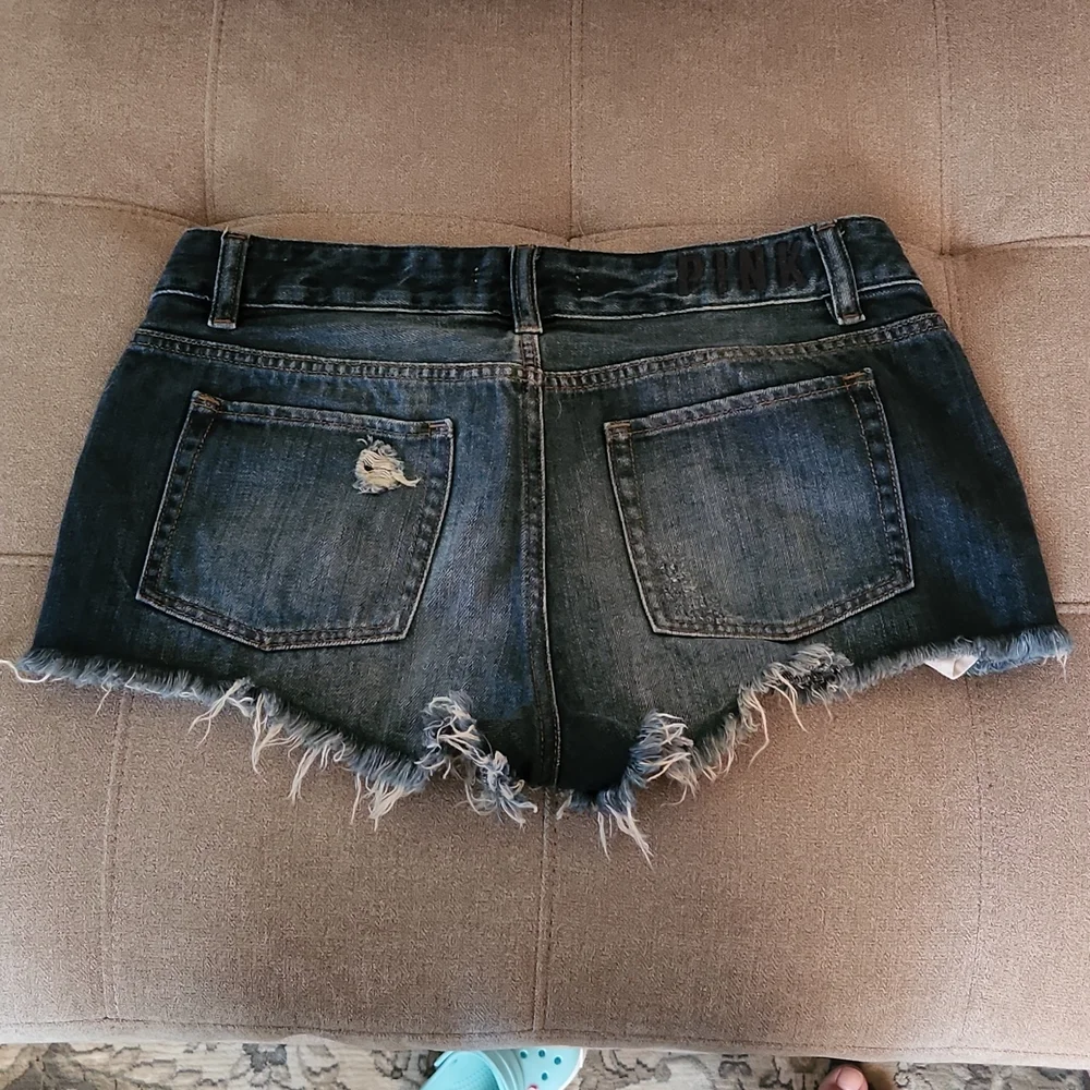Pink VS distressed shorts - Picture 2 of 3